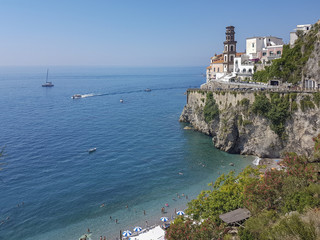 Włoska plaża na wybrzeżu amalfitańskim w Atrani z widokiem na miasteczko - obrazy, fototapety, plakaty