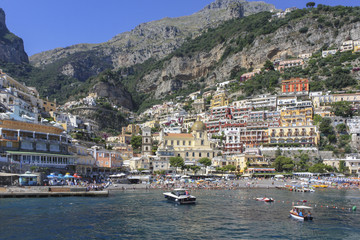 Fototapeta na wymiar Kolorowe miasteczko Positano na Wybrzeżu Amalfi we Włoszech