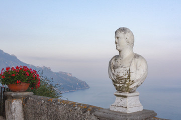 Posąg na tarasie nieskończoności w Ravello na wybrzeżu Amalfi - obrazy, fototapety, plakaty