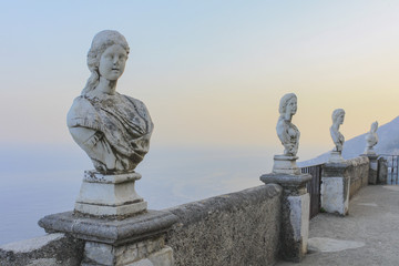 Posąg na tarasie nieskończoności w Ravello na wybrzeżu Amalfi