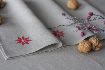 Lniany obrus świąteczny z haftem norweska gwiazda © B.M.