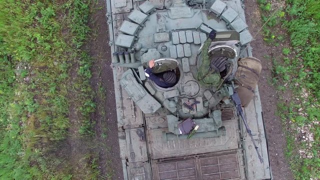 The gunner Climbs into the Tank