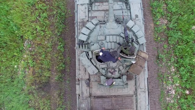 The Gunner moves machine gun on the tank