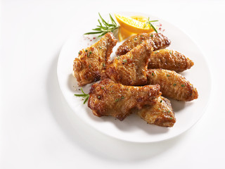 Chicken Wings / Chicken Wings dekoriert mit Rosmarin und Orange