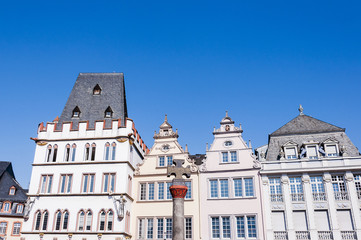 Trier, Hauptmarkt, Marktkreuz, Petrusbrunnen, Marktplatz, St. Gangolf, Kirche, Marktkirche, Brunnen, Turm, Stadt, Altstadt, Altstadthäuser, Mosel, Stadtrundgang, Rheinland-Pfalz, Deutschland