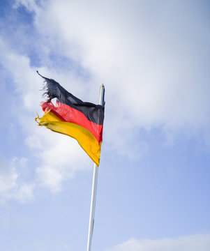 Zerrissene Deutsche Fahne im Wind