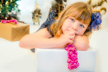 belle jeune fille attendant l'ouverture des cadeaux