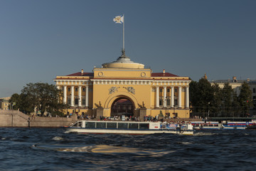 Naklejka premium Pleasure boats with tourists, float on the rivers and channels in a historical central Saint Petersburg.