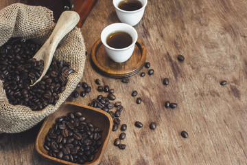 Fototapeta na wymiar The coffee beans into the cup wood, placed on a wooden floor.