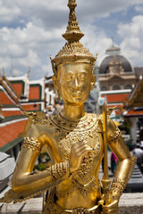 Goldene Wächterfigur am Königspalast in Bangkok