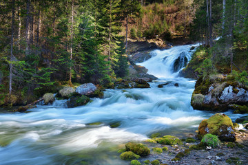 Bergbach in den Alpen 