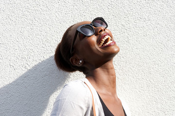 Close up fashion portrait of happy black woman with sunglasses