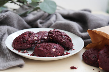 chocolate chip red velvet cookie