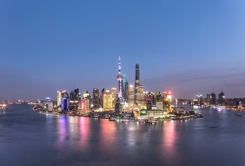 Obraz premium Shanghai skyline and cityscape at sunset 