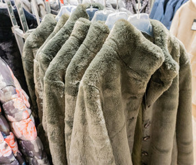 Kunstpelz Jacke zur Wintersaison auf einem Kleiderständer