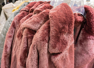 Kunstpelz Jacke zur Wintersaison auf einem Kleiderständer