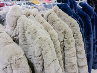 Kunstpelz Jacke zur Wintersaison auf einem Kleiderständer