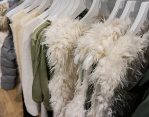 Kunstpelz Jacke zur Wintersaison auf einem Kleiderständer
