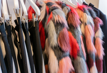 Kunstpelz Jacke zur Wintersaison auf einem Kleiderständer