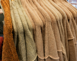 Bunte Strickpullover Cashmere auf einem Kleiderständer