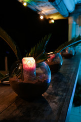 Bougie dans un bol en verre avec du sable dedans
