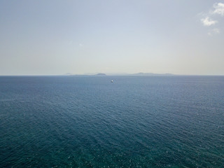 Obraz premium Vista aerea dell’isola di Lobos, Fuerteventura. Oceano e isole viste dalle coste di Papagayo, Lanzarote, Spagna, Canarie. Barca a vela che attraversa l’oceano all’orizzonte