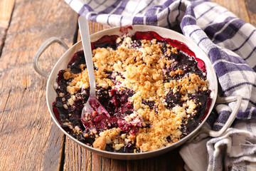 red berry crumble