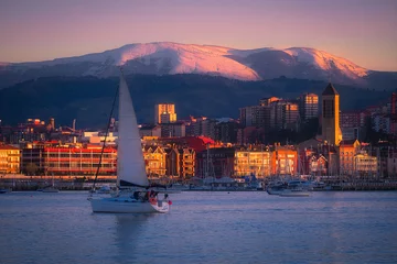 Abwaschbare Fototapete Stadt am Wasser Getxo-Dorf mit einem Segelboot im Winter