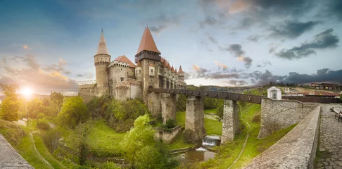 Papier Peint photo autocollant Château Belle vue panoramique printanière sur le château de Corvin, également connu sous le nom de château de Hunyad ou de château de Hunedoara, est un château gothique-Renaissance à Hunedoara, dans la région de Transylvanie, en Roumanie, au coucher du soleil
