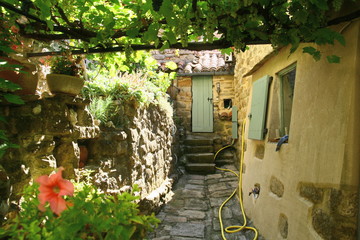 dans une ruelle de Banne, en Ardèche
