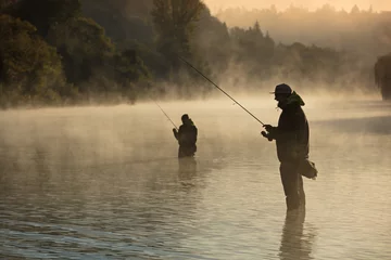 Papier Peint photo autocollant Pêcher Hommes pêchant en rivière avec canne à mouche pendant le matin d& 39 été.