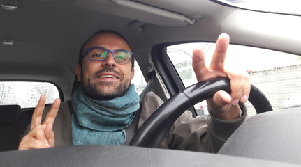 Uomo alla guida dell'auto - tutto ok
