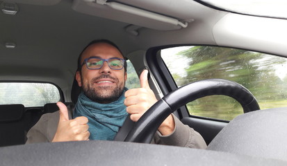 Uomo alla guida dell'auto - tutto ok