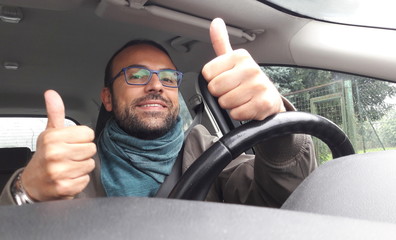 Uomo alla guida dell'auto - tutto ok