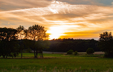 Naklejka premium Sonnenuntergang mit bizarrer Wolkenformation