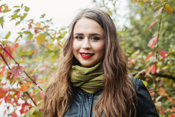 Naklejka premium Smiling woman outdoor, autumn portrait