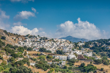 Fototapeta na wymiar Il villaggio montano di Apeiranthos a Naxos, arcipelago delle isole Cicladi GR