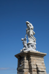 Statue :  marin implorant la Vierge et l'enfant Jésus