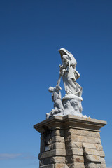 Fototapeta premium Statue : marin implorant la Vierge et l'enfant Jésus