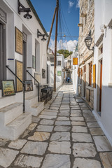 Un vicolo caratteristico nel villaggio montano di Apeiranthos, isola di Naxos GR	