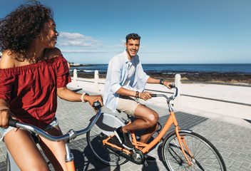 Obraz premium Tourist couple riding bicycles in the city