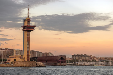 Obraz premium Torre del puerto y Cargadero de mineral