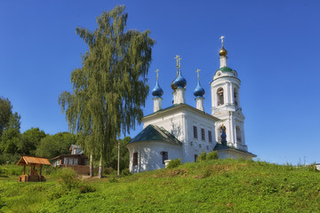 Fototapeta na wymiar Russia, city of Ples . St. Varvara Church