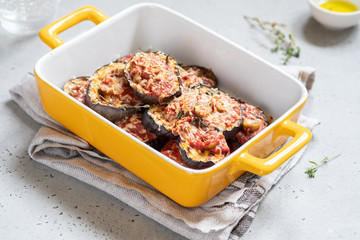 Gratin with grilled eggplant, tomato sauce and cheese