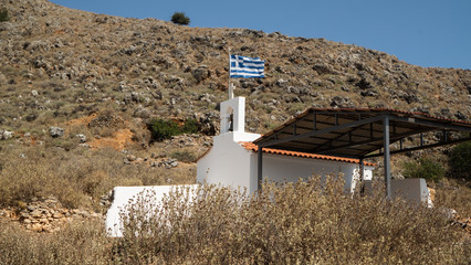 Griechische kleine wei&szlig;e Kapelle in den Bergen