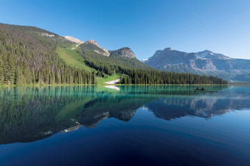Fototapeta premium Piękne turkusowe wody jeziora Emerald w Parku Narodowym Yoho w Kanadzie.