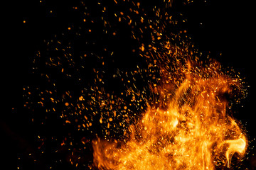 Feuerfunken mit Flammen auf schwarzem Hintergrund