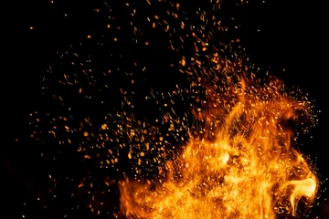 Foto op Plexiglas Vlam Vuurvonken met vlammen op zwarte achtergrond