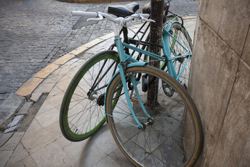 Bicicletas de paseo aparcadas en la acera