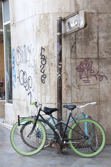 Bicicletas de paseo aparcadas en la acera